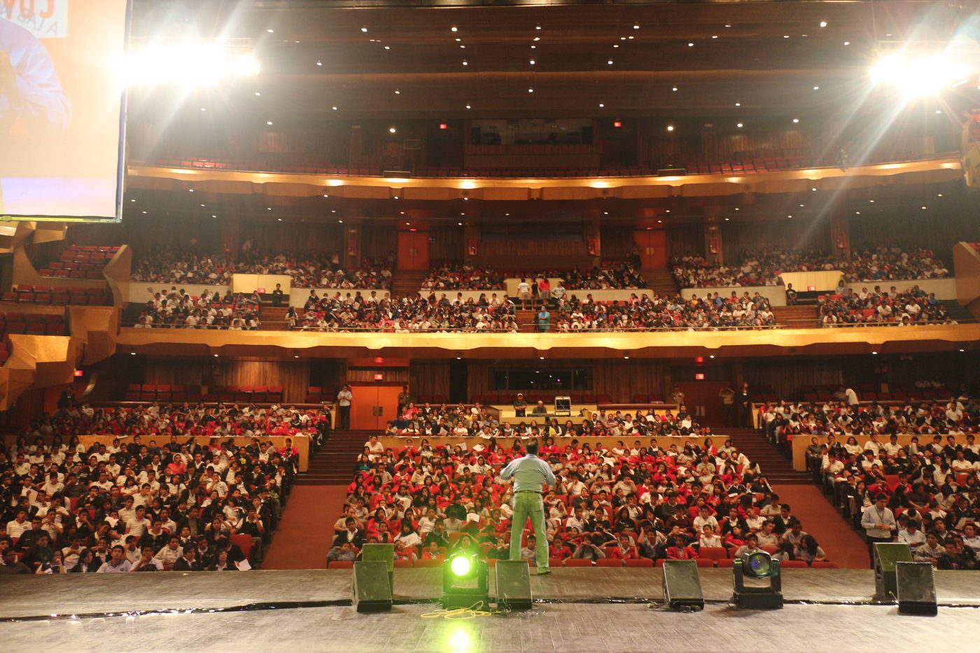 Mario Citalán frente a un auditorio lleno